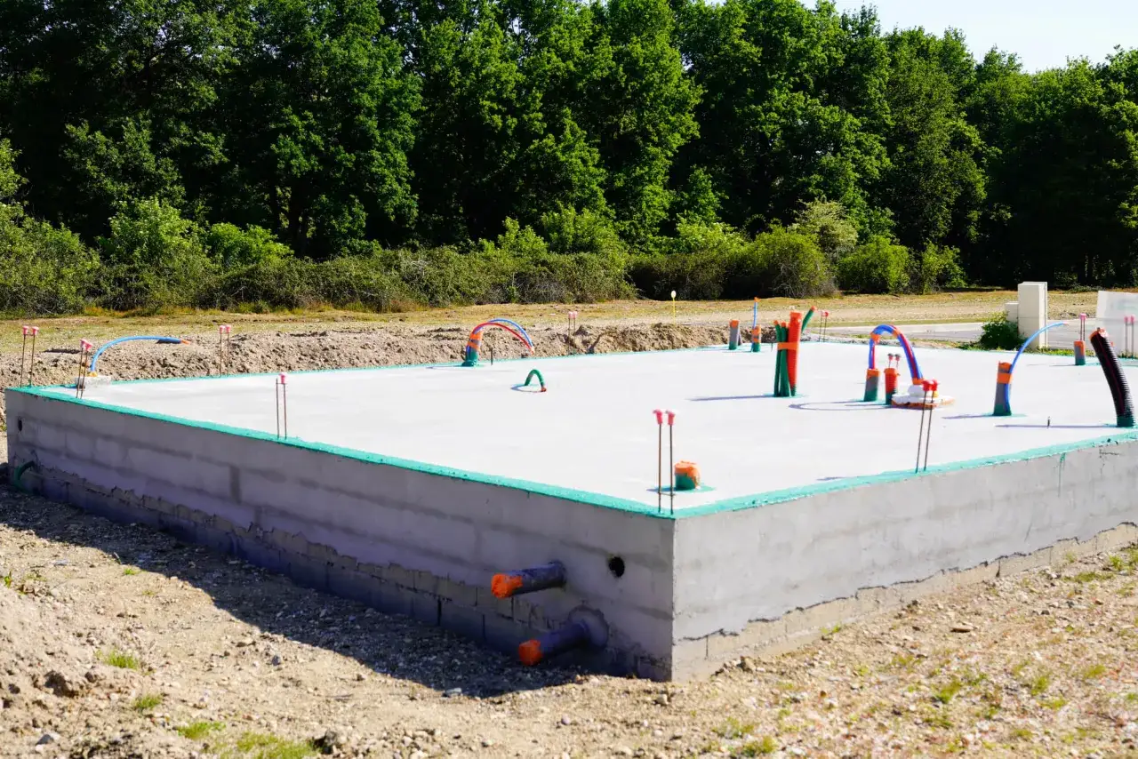 Fundament pod dom 35m2 z instalacjami hydraulicznymi i kanalizacyjnymi, gotowy do dalszych prac budowlanych.