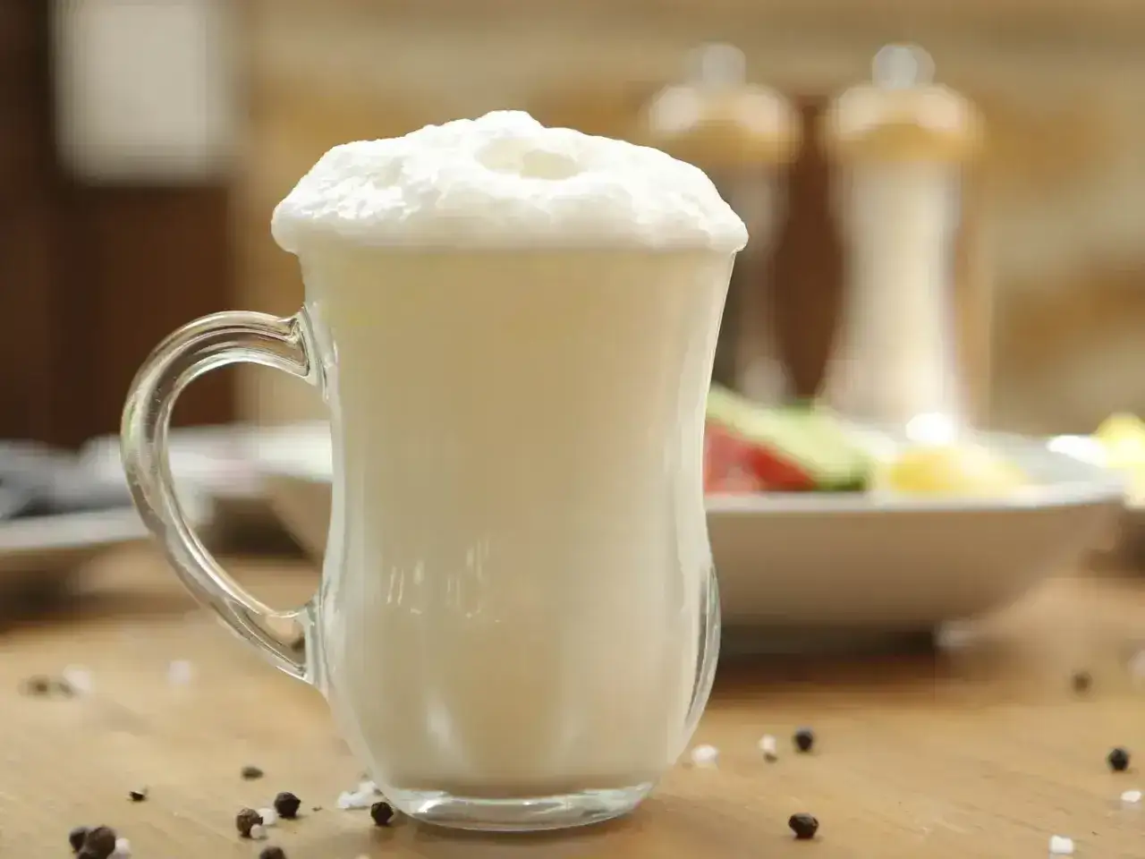 Puszysty ayran w szklance, idealny napój na upalne dni. Czy wiesz, ayran co to? To orzeźwiający jogurtowy napój.