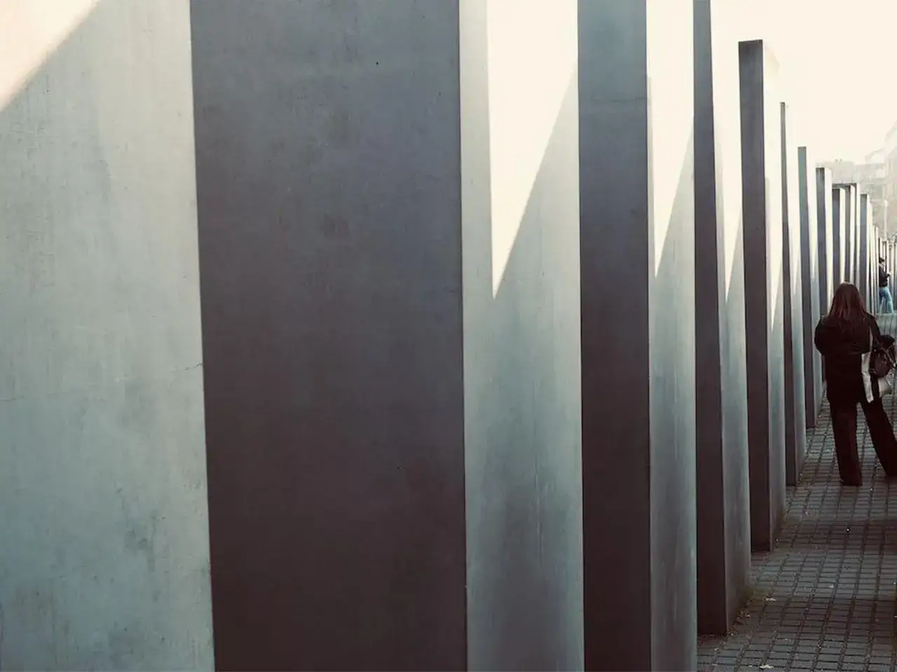 Ein Mahnmal für die ermordeten Juden Europas. Besucher im Schatten der Betonstelen, ein Ort des Gedenkens und des dark tourism.