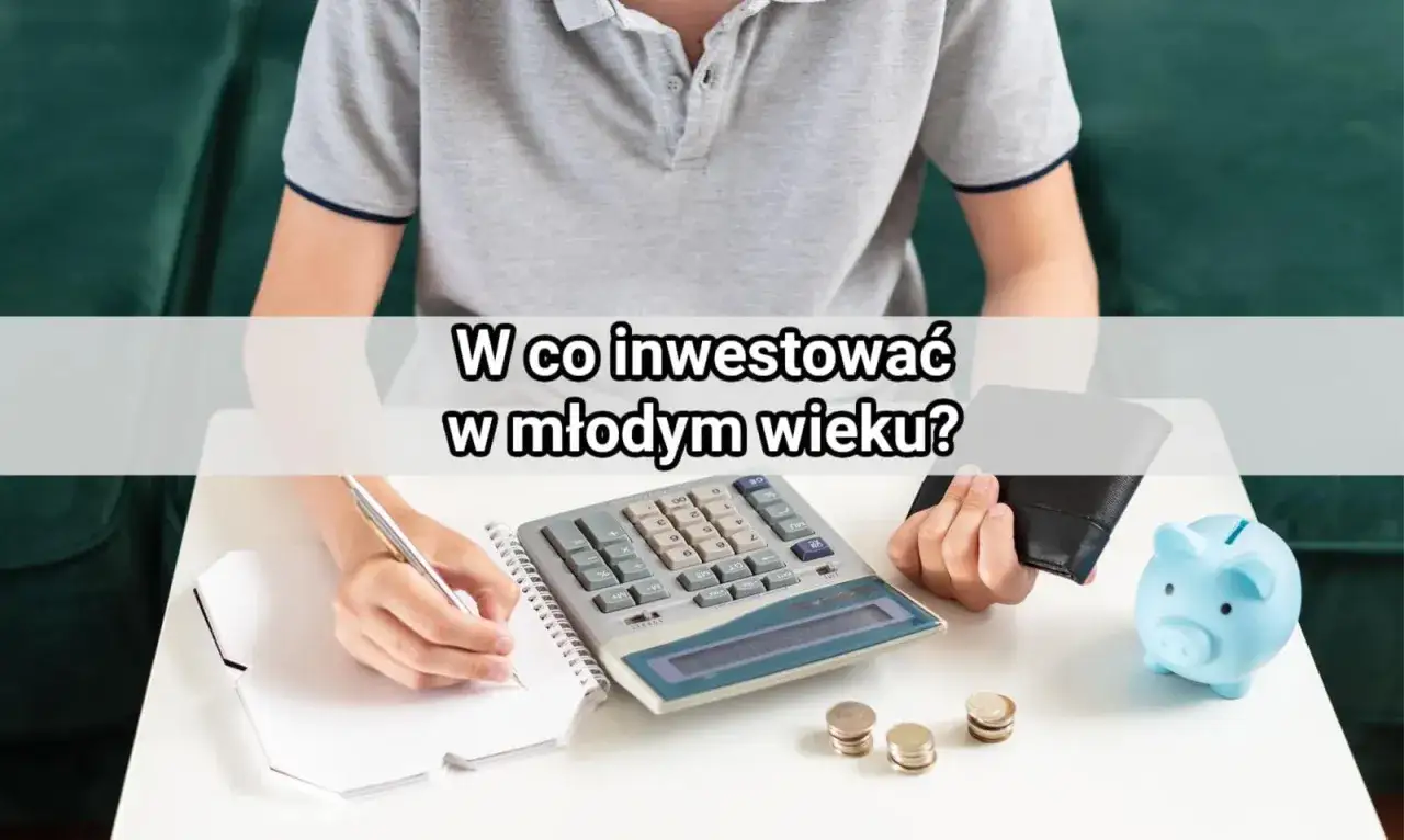 Młoda osoba planuje przyszłość, zastanawiając się, w co inwestować w młodym wieku. Obok kalkulator, notatnik i skarbonka.