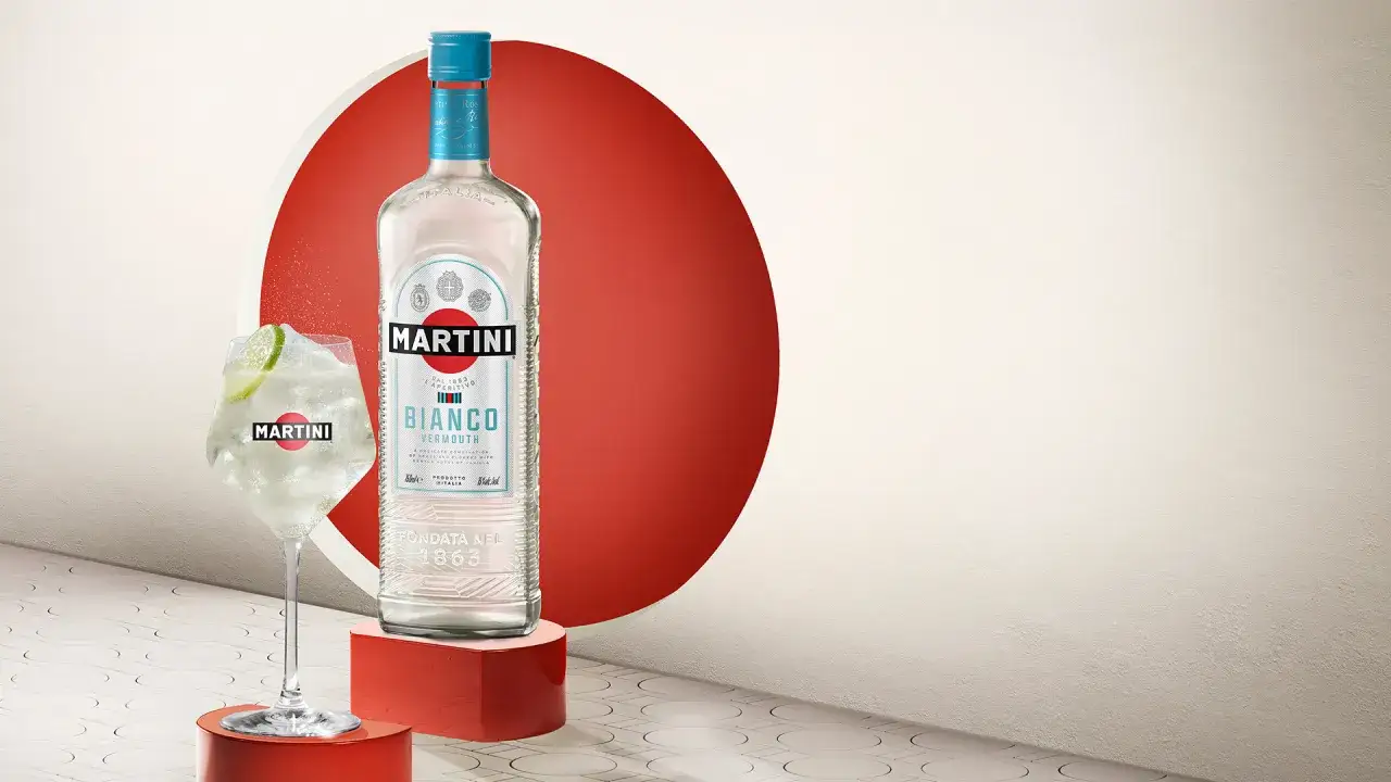 Martini Bianco butelka i kieliszek
