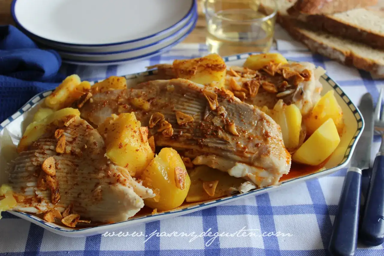 Raya a la gallega con patatas, piment&oacute;n y ajo. Un plato tradicional gallego listo para disfrutar.