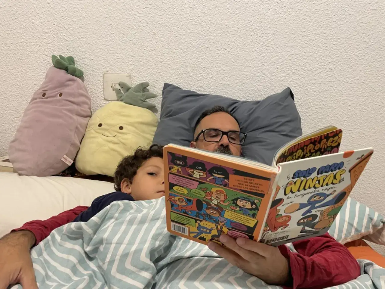 Padre lee a su hijo libros para ni&ntilde;os de 7 a&ntilde;os, 
