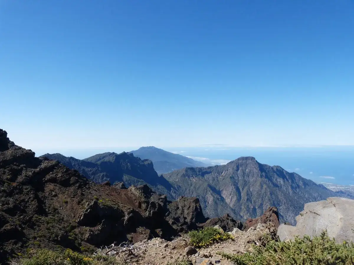 Bergige Landschaft auf La Palma mit Blick auf das Meer und den Horizont.