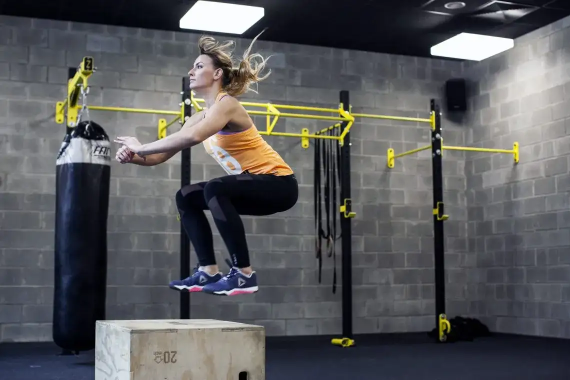 Różnorodny trening CrossFit w boxie
