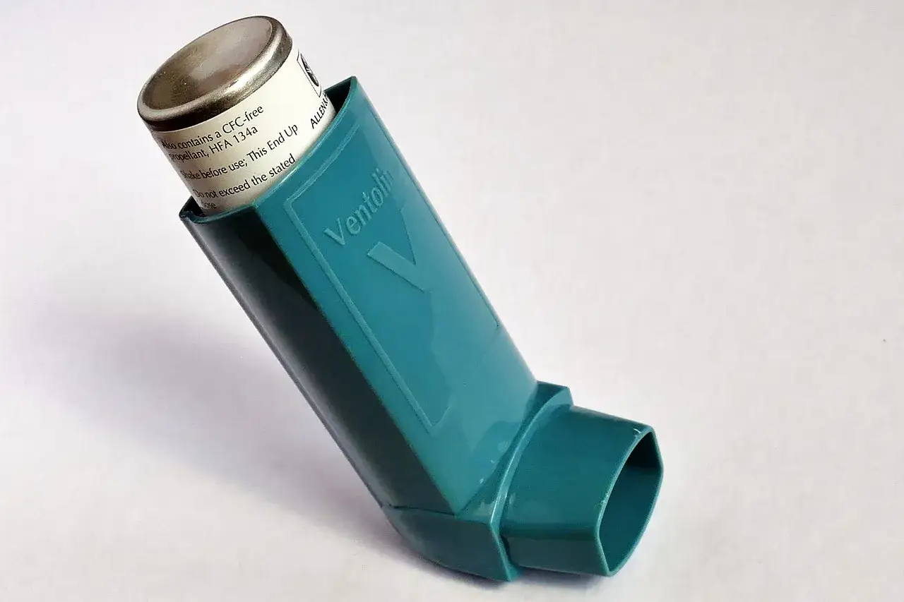 Inhalator Ventolin z salbutamolem, pomocny w łagodzeniu objawów astmy.