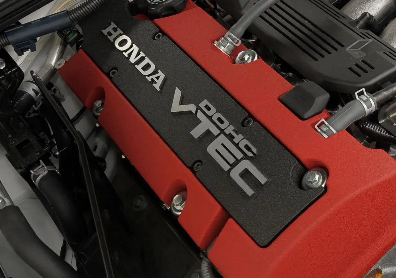 Silnik Hondy z napisem VTEC. DOHC co to znaczy? To podwójny wałek rozrządu w głowicy, zapewniający moc.