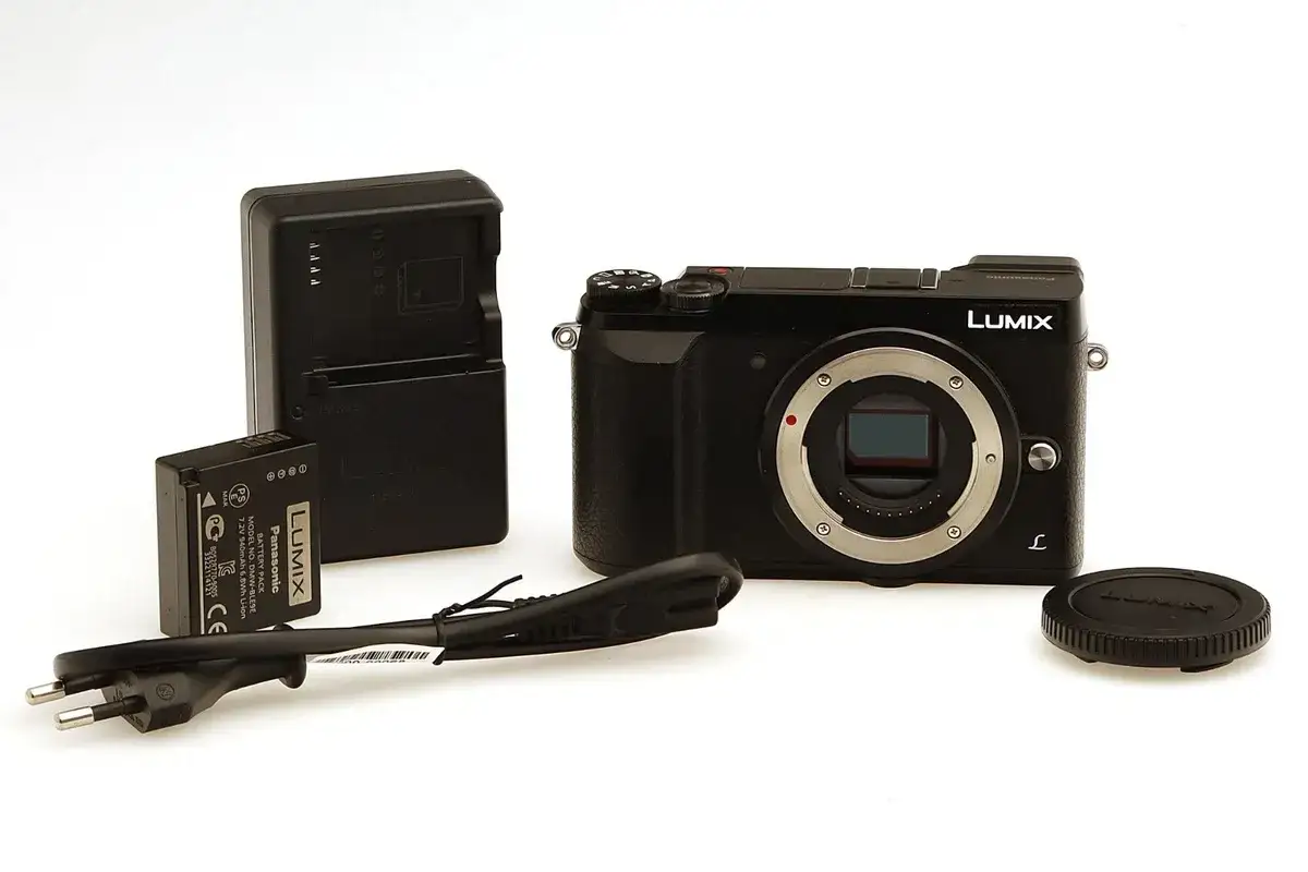 Panasonic Lumix GX80 usata con batteria, caricabatterie e cavo. Ottima per iniziare a fotografare.