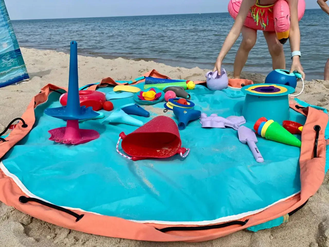 Dzieci na plaży Bałtyk zabawki