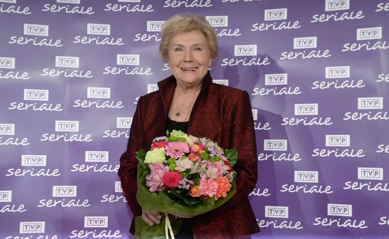 Uśmiechnięta Teresa Lipowska z bukietem kwiatów. Aktorka, której wiek budzi podziw, świętuje kolejne sukcesy.