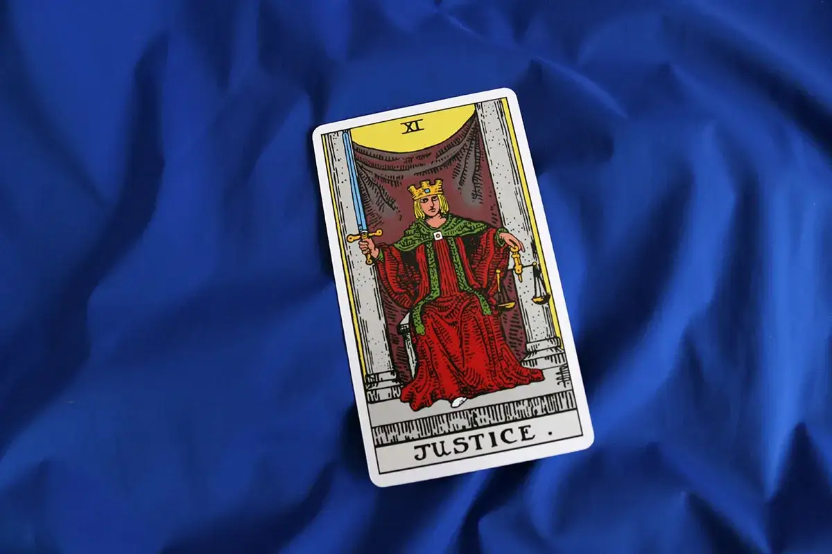 Karta Sprawiedliwość (XI) z talii tarota. Dziś tarot dla wagi zapowiada równowagę i uczciwe rozstrzygnięcia.