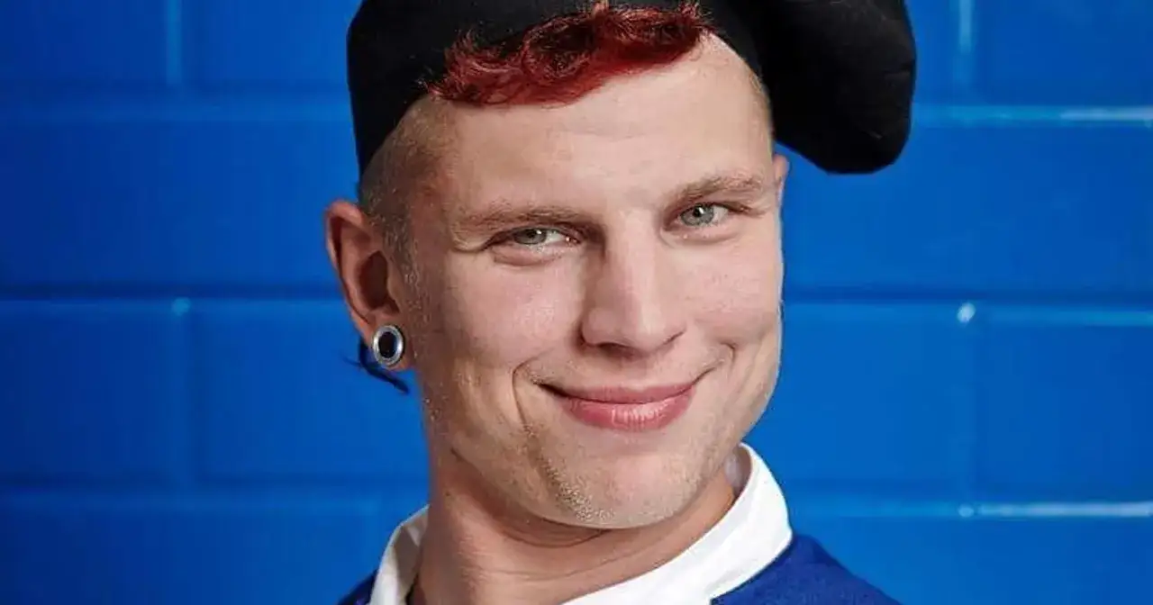 Uśmiechnięty Ryjek z Warsaw Shore w czarnej beretce i niebieskiej kamizelce. Co się stało?