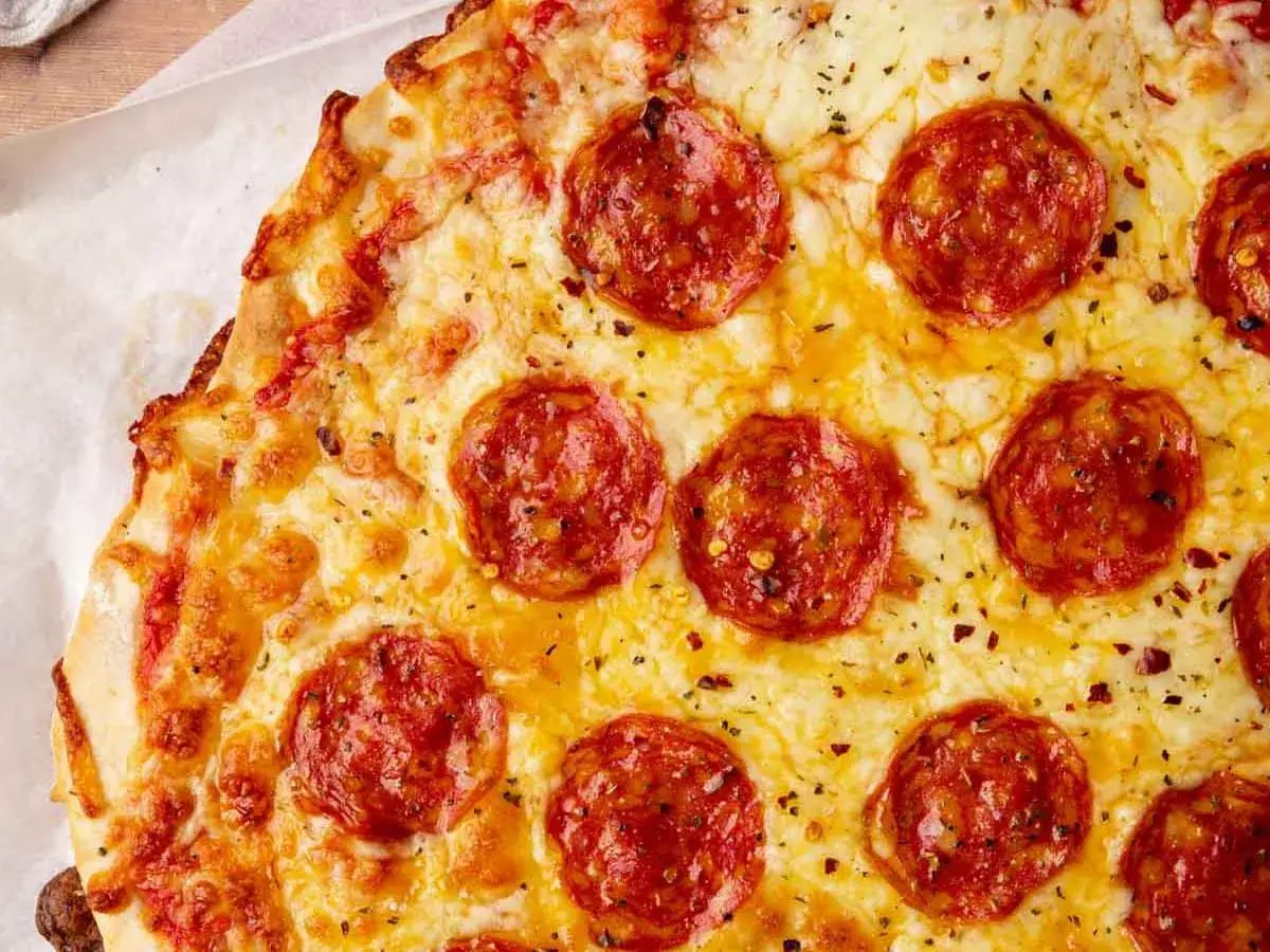 Eine köstliche Pizza Salami mit geschmolzenem Käse und knusprigem Rand.
