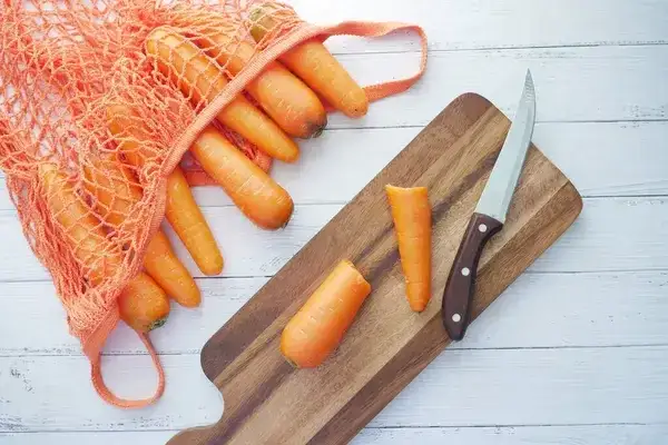 świeże marchewki na desce do krojenia