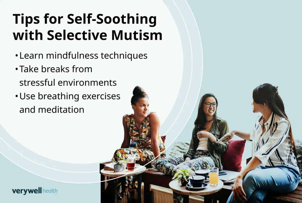 Consigli per il mutismo selettivo adulti: mindfulness, pause e meditazione. Tre donne chiacchierano in un ambiente rilassato.