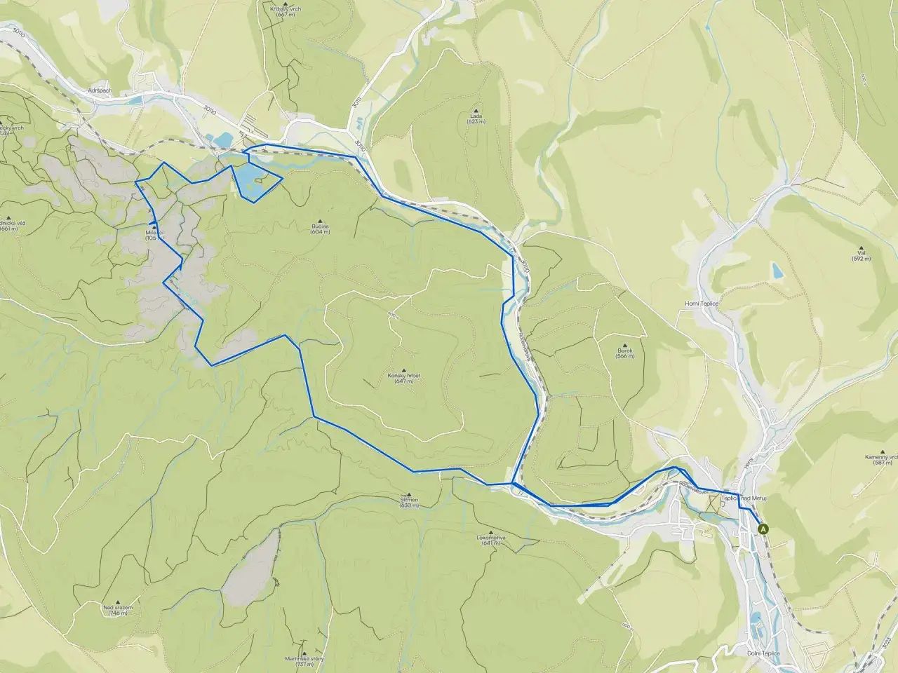 Mapa skalnego miasta w Czechach, z zaznaczoną trasą turystyczną i informacją o cenniku.