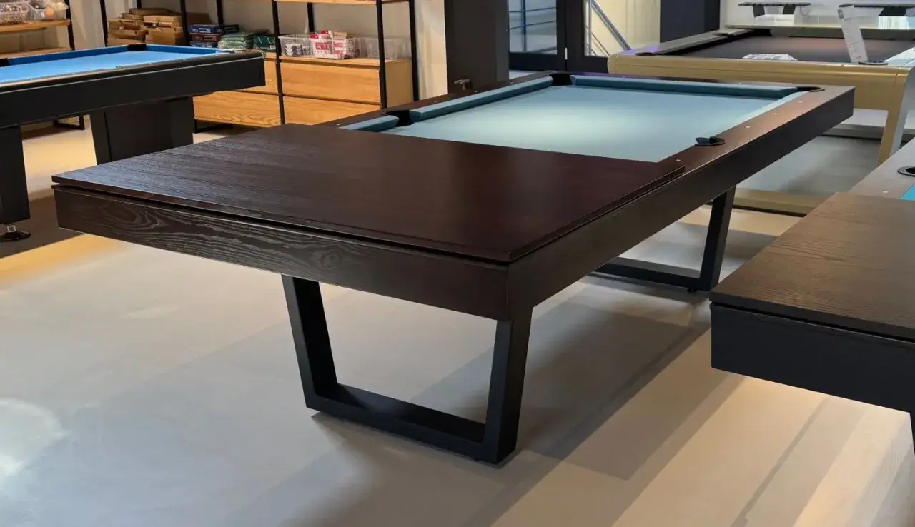 Moderner Billardtisch, der sich m&uuml;helos zum Esstisch umbauen l&auml;sst. Dunkles Holz und schlichtes Design.