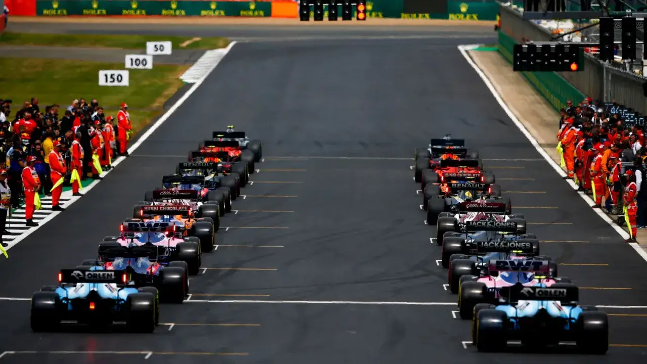 Formel 1: Die F1 Startaufstellung ist bereit. Rennwagen stehen in Reih und Glied, die Spannung steigt.