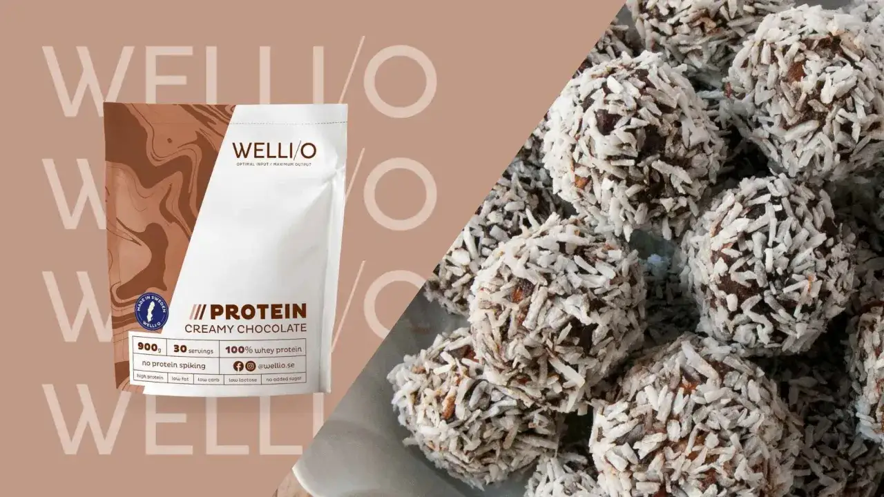 Dadelbollar recept med proteinpulver. Chokladbollar rullade i kokosflingor, bredvid en påse Wellio proteinpulver.