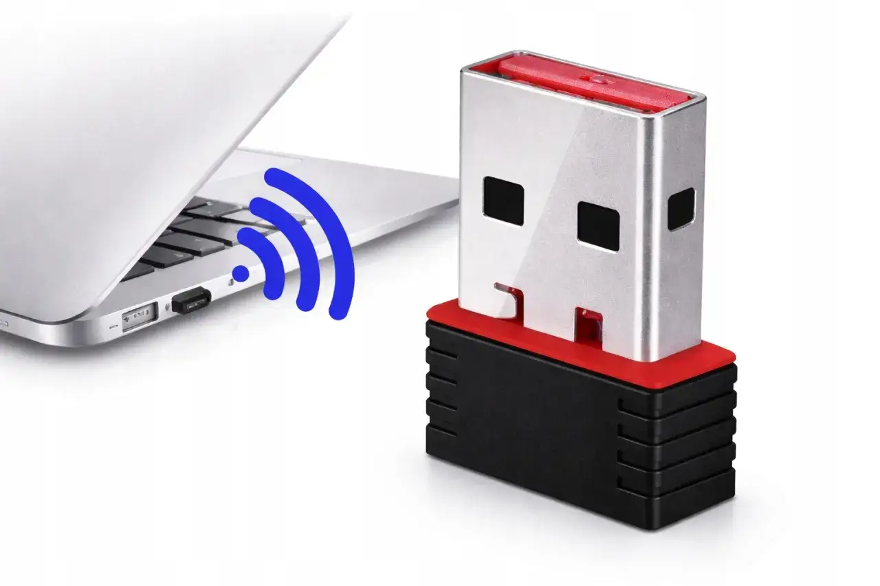 Mały adapter USB, czyli wifi dongle, podłączony do laptopa, zapewnia bezprzewodowy dostęp do internetu.