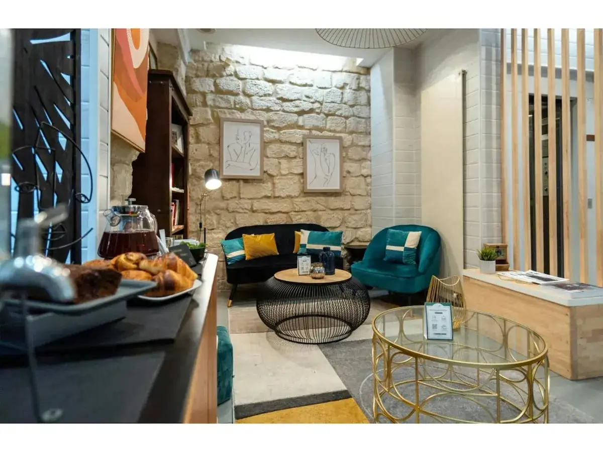 Różne rodzaje zakwaterowania w Paryżu: hotel, apartament Airbnb, hostel