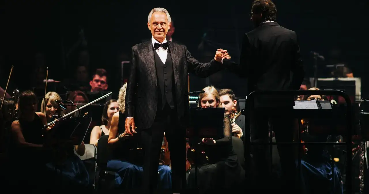 Andrea Bocelli na scenie koncert