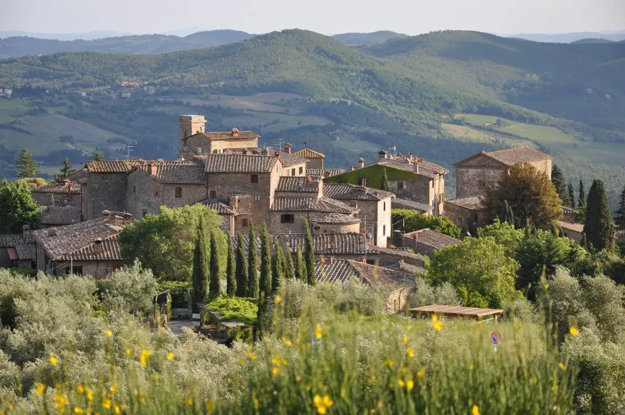 Radda in Chianti: borgo medievale tra colline verdi e ulivi. Un panorama da sogno, perfetto per scoprire cosa vedere.