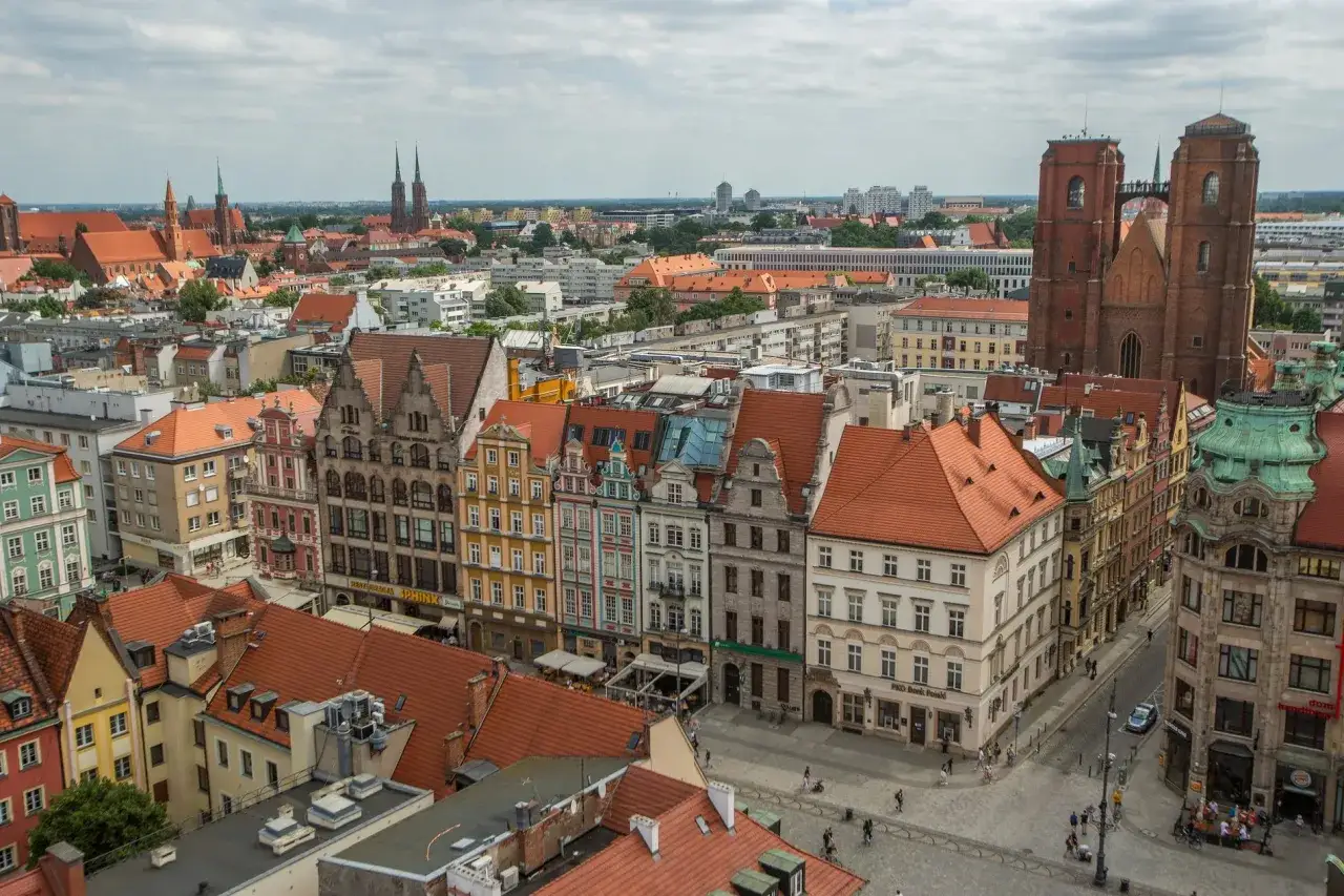 Widok na Rynek we Wrocławiu, z Katedrą św. Jana Chrzciciela i kolorowymi kamienicami. Mnóstwo wrocławskich atrakcji w jednym kadrze.