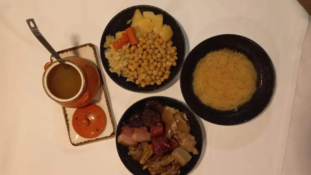 Un delicioso cocido en Zaragoza, con garbanzos, verduras, fideos y carnes variadas. ¡Un festín para disfrutar!