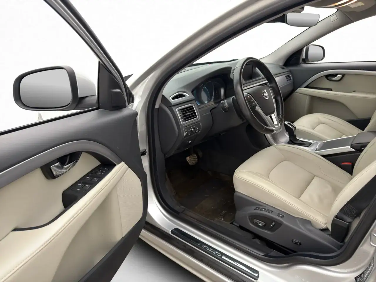 Interiörbild av en Volvo med ljusa lädersäten och detaljer som visar olika volvo utrustningsnivåer.
