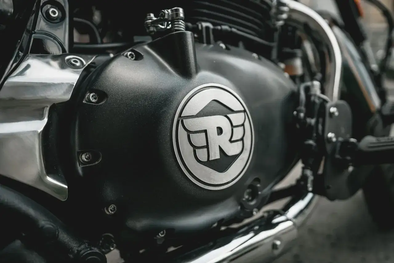 Detale silnika motocykla Royal Enfield z charakterystycznym logo.