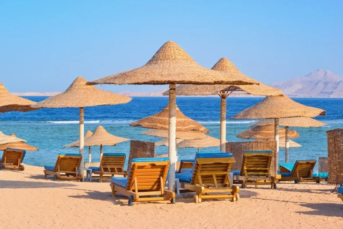 Plaża w Egipcie, leżaki i parasole. Idealne miejsce na super last minute wyjazd.