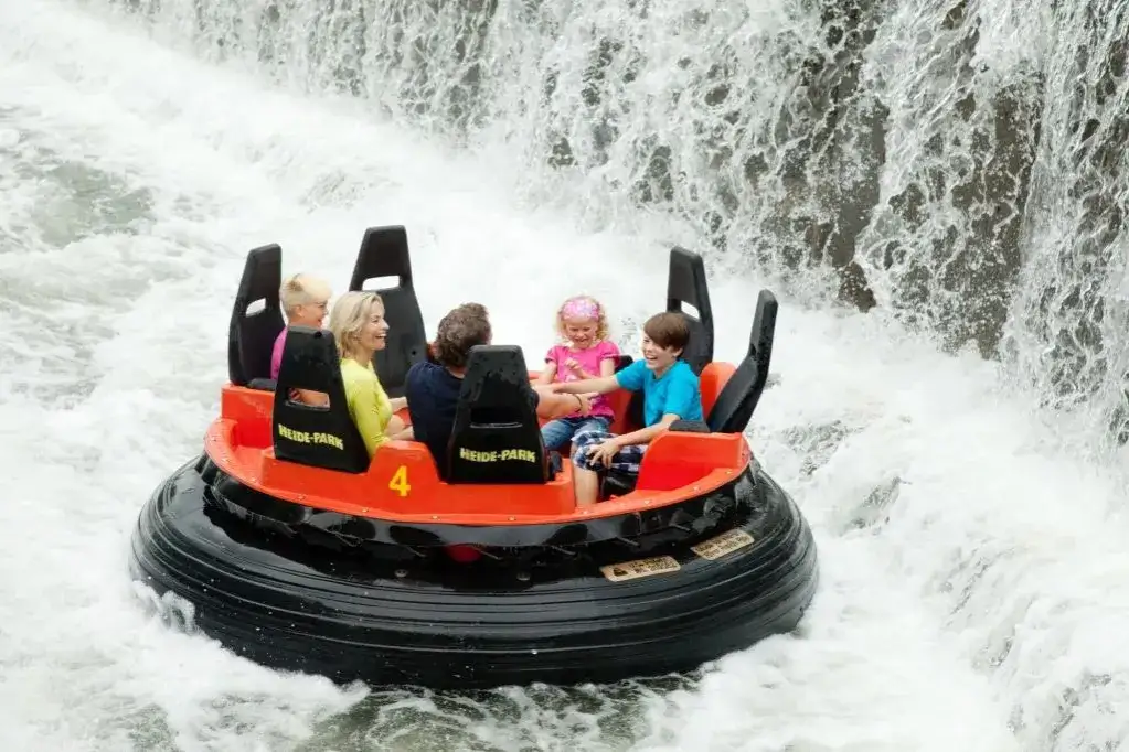 Familie hat Spaß in Heide Park Wildwasserbahn