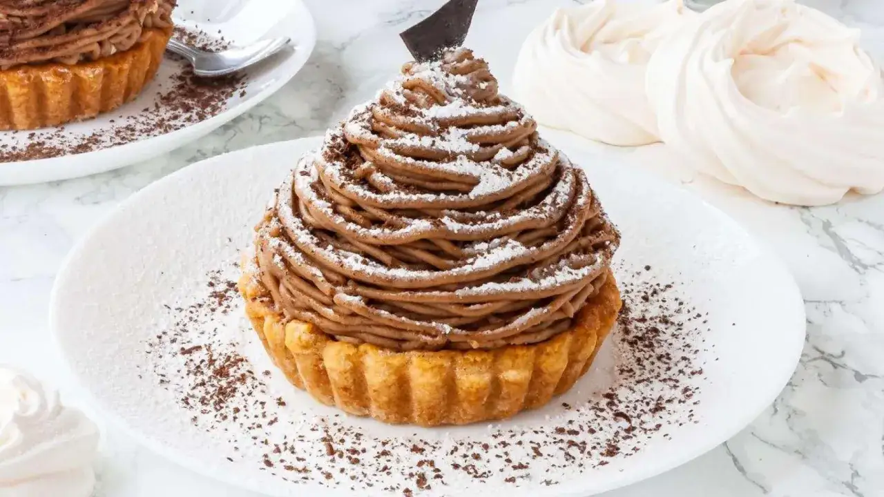 Tarta Mont Blanc con crema de castañas, espolvoreada con azúcar glas y virutas de chocolate. ¡Una delicia!