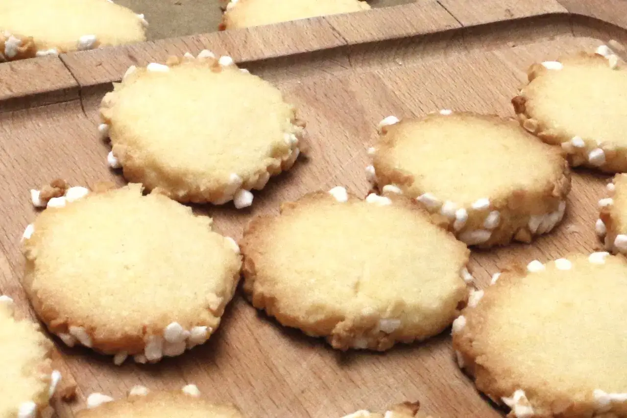 Leckere Friesenkekse, die nach dem original Friesenkekse Rezept gebacken wurden, liegen auf einem Holzbrett.