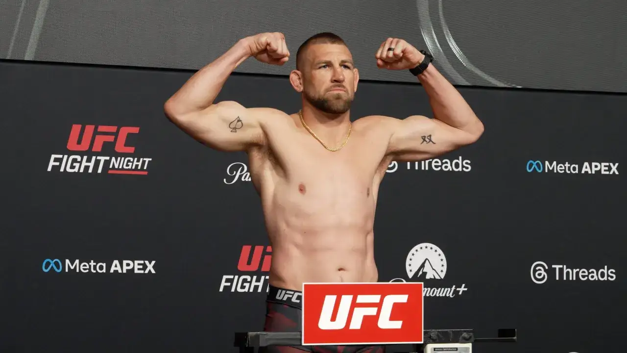 Dustin Jacoby poserar muskul&ouml;st p&aring; UFC Fight Night-inv&auml;gningen, redo f&ouml;r strid.