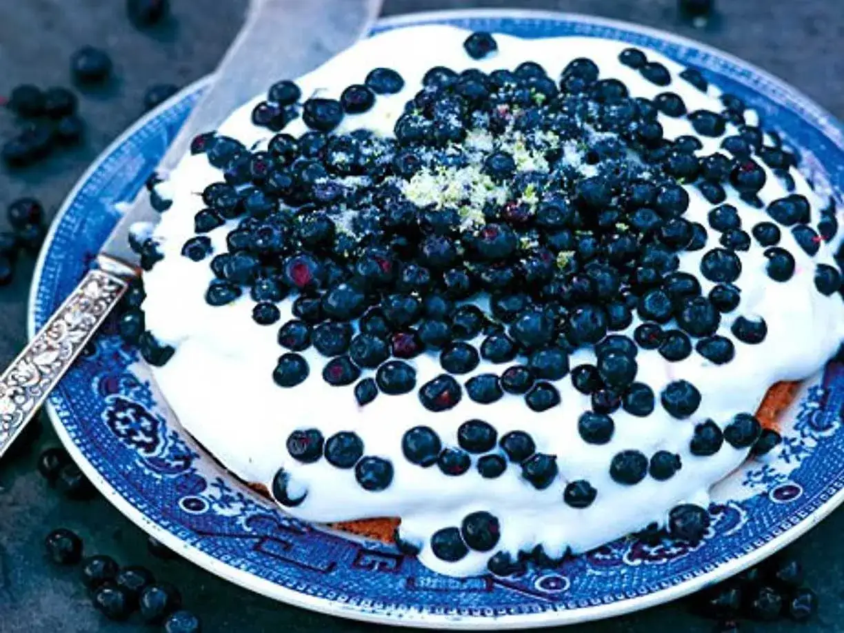 En härlig blåbärstårta, perfekt för en dopfika. Krämig frosting och massor av färska blåbär.