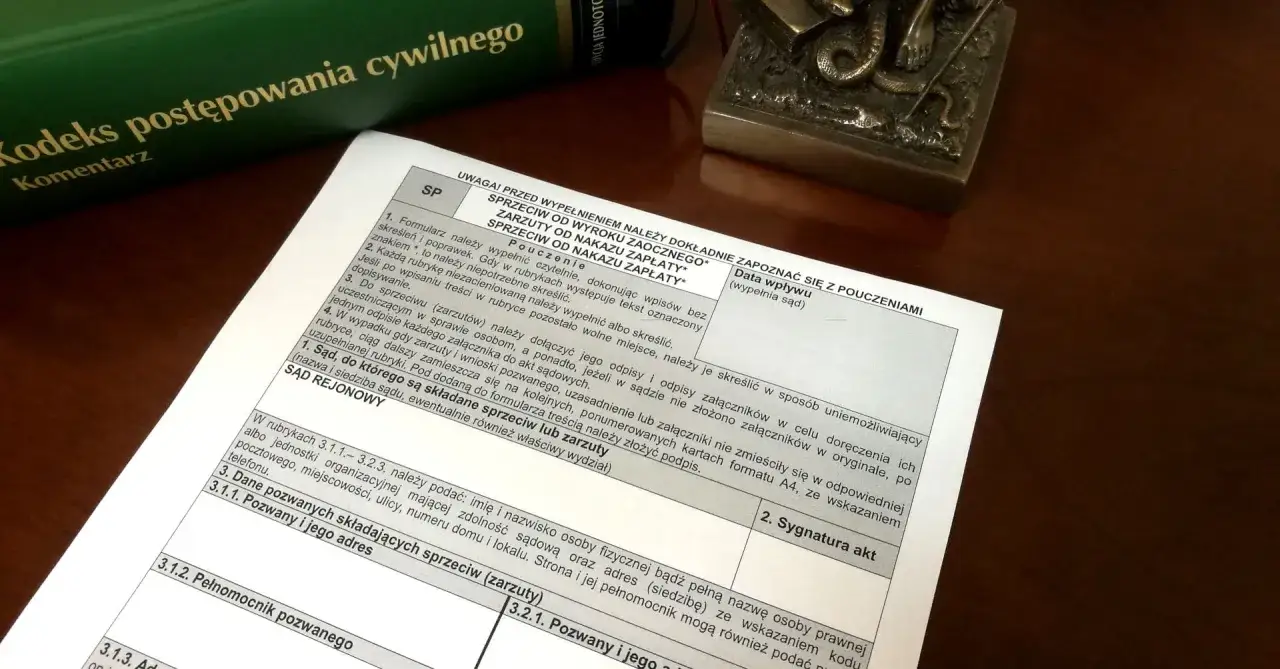 Dokumentacja sądowa dotycząca sprzeciwu od wyroku zaocznego lub nakazu zapłaty. Widać fragment Kodeksu postępowania cywilnego, co sugeruje kontekst sądowy.