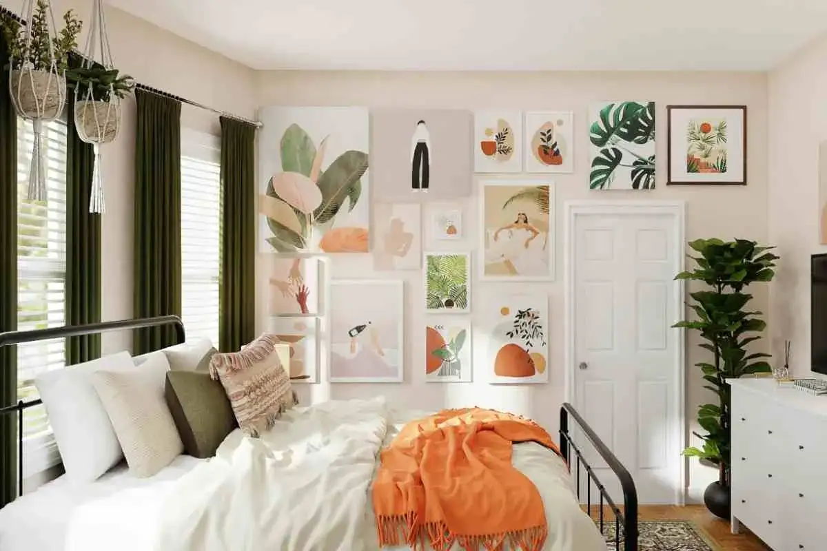 Ideas dormitorios: cama con mantas naranjas y cojines, pared llena de cuadros botánicos y abstractos, plantas colgantes y una planta alta.