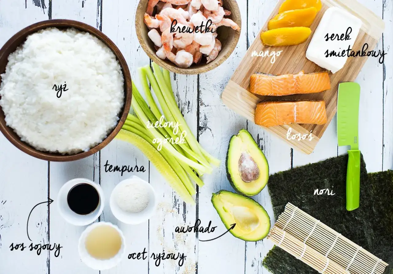 Składniki do sushi: ryż, krewetki, łosoś, awokado, mango, ogórek, serek śmietankowy, nori, sos sojowy, ocet ryżowy, tempura.