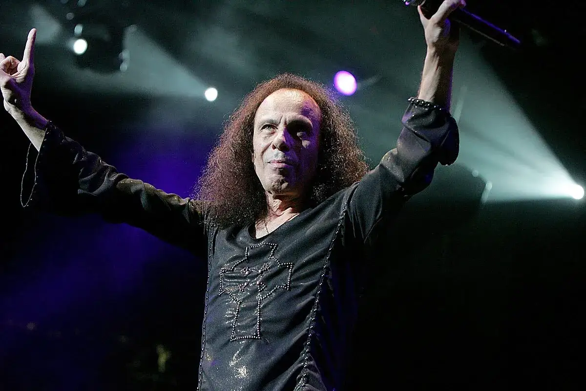 Ronnie James Dio, mit erhobenen Armen und dem 