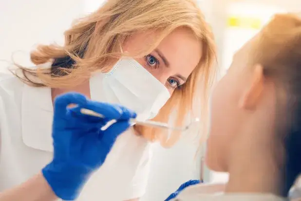Osoba z cukrzycą rozmawiająca z dentystą na temat zdrowia dziąseł