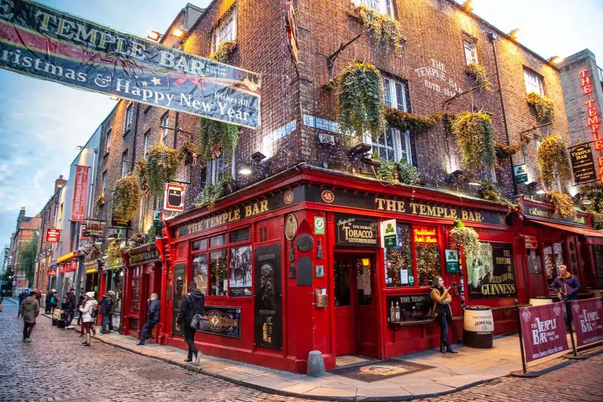 Il famoso pub The Temple Bar a Dublino, un luogo iconico per sapere quando andare a Dublino, specialmente durante le festività.