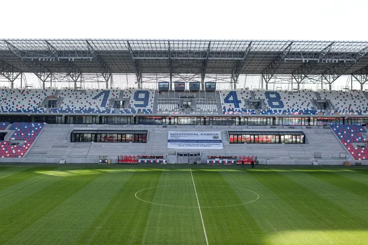 Stadion Górnika Zabrze. Kibice czekają na nowe plotki transferowe, a trybuny w kolorach klubu są gotowe na kolejny sezon.