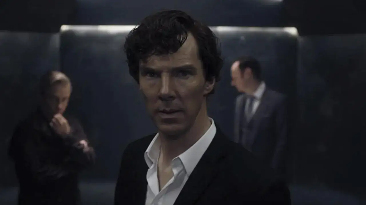 Sherlock Holmes, en ikonisk brittisk kriminalserie, i en dramatisk scen.