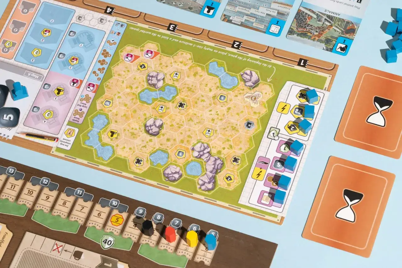 Strategie brettspiele: Ein Zoo-Aufbau-Spiel mit Hexagon-Feld, Tierkarten und Bauplänen.