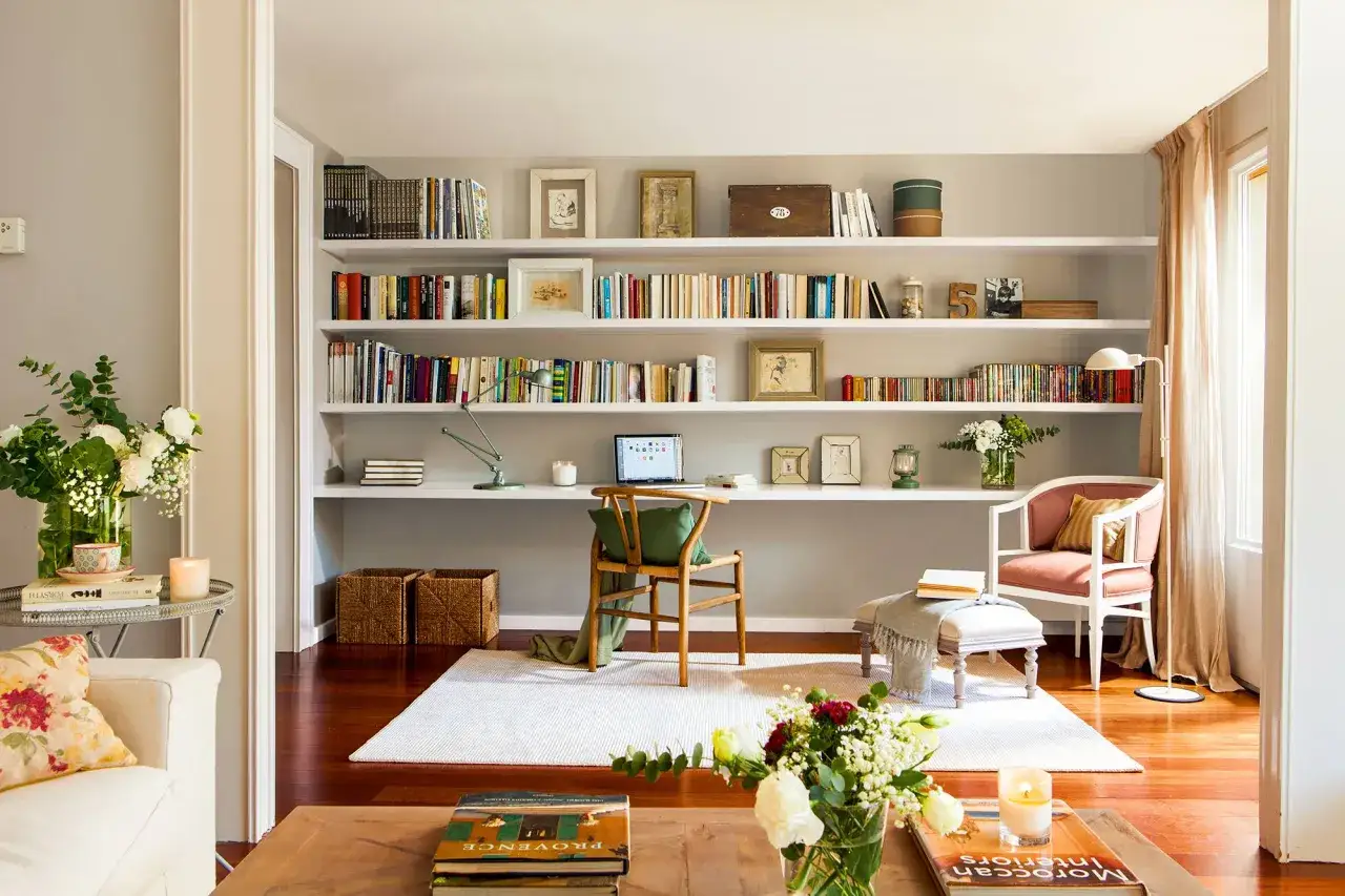 Estanterías blancas llenas de libros y objetos decorativos, ofreciendo **ideas para colocar libros** de forma ordenada y estética.