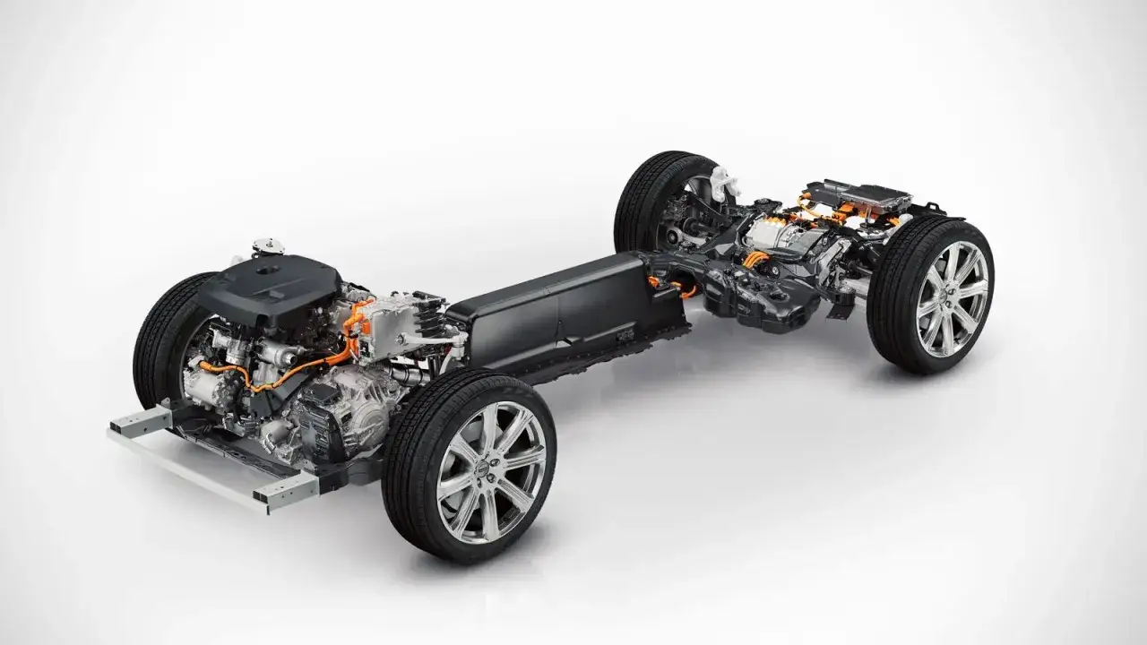 Podwozie Volvo T8 z silnikiem i baterią. Widoczny układ napędowy hybrydowy plug-in, z elementami elektrycznymi i spalinowymi.
