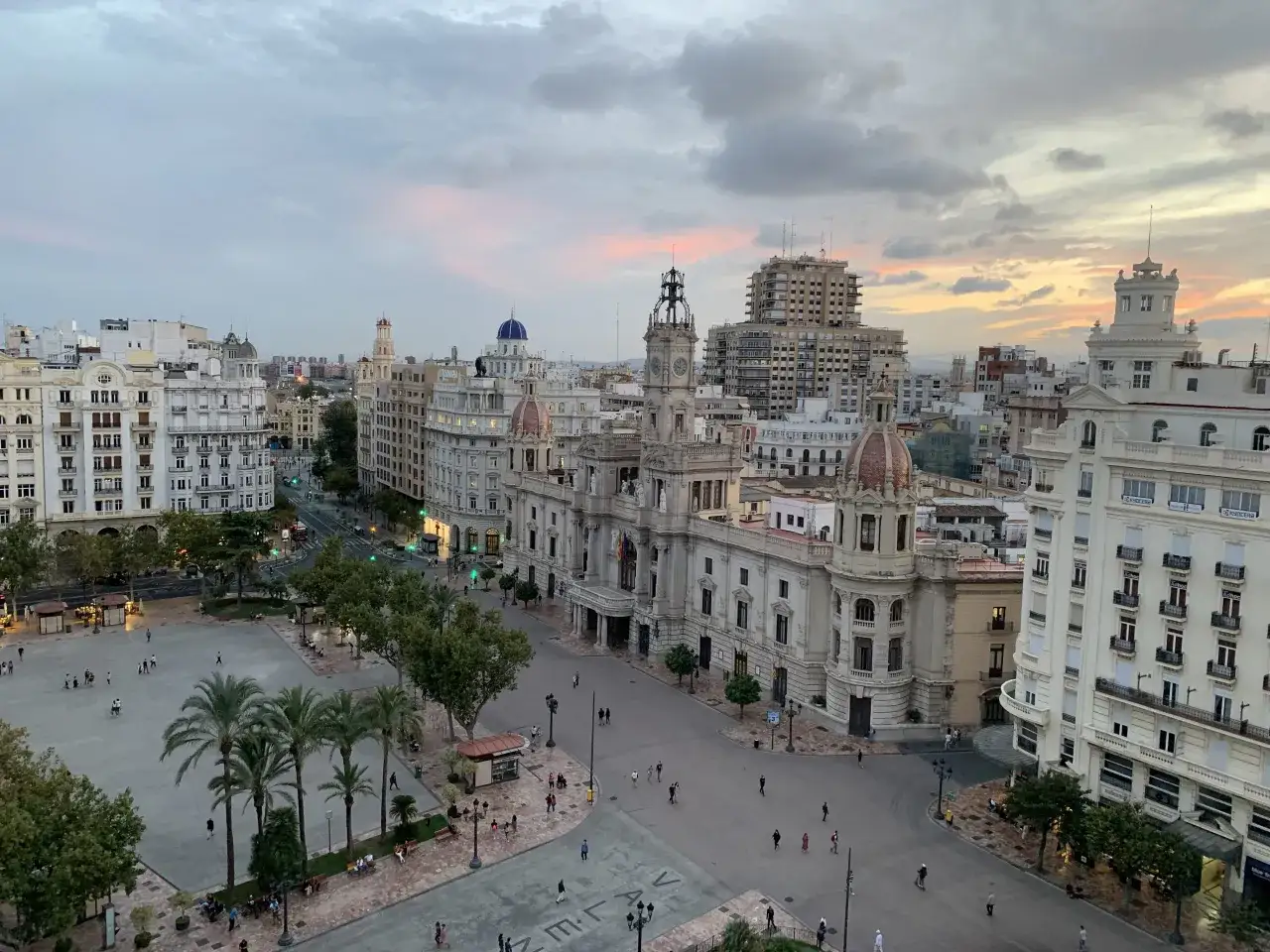 Plaza del Ayuntamiento de Valencia al atardecer, un lugar ideal entre los sitios para visitar en Valencia gratis.