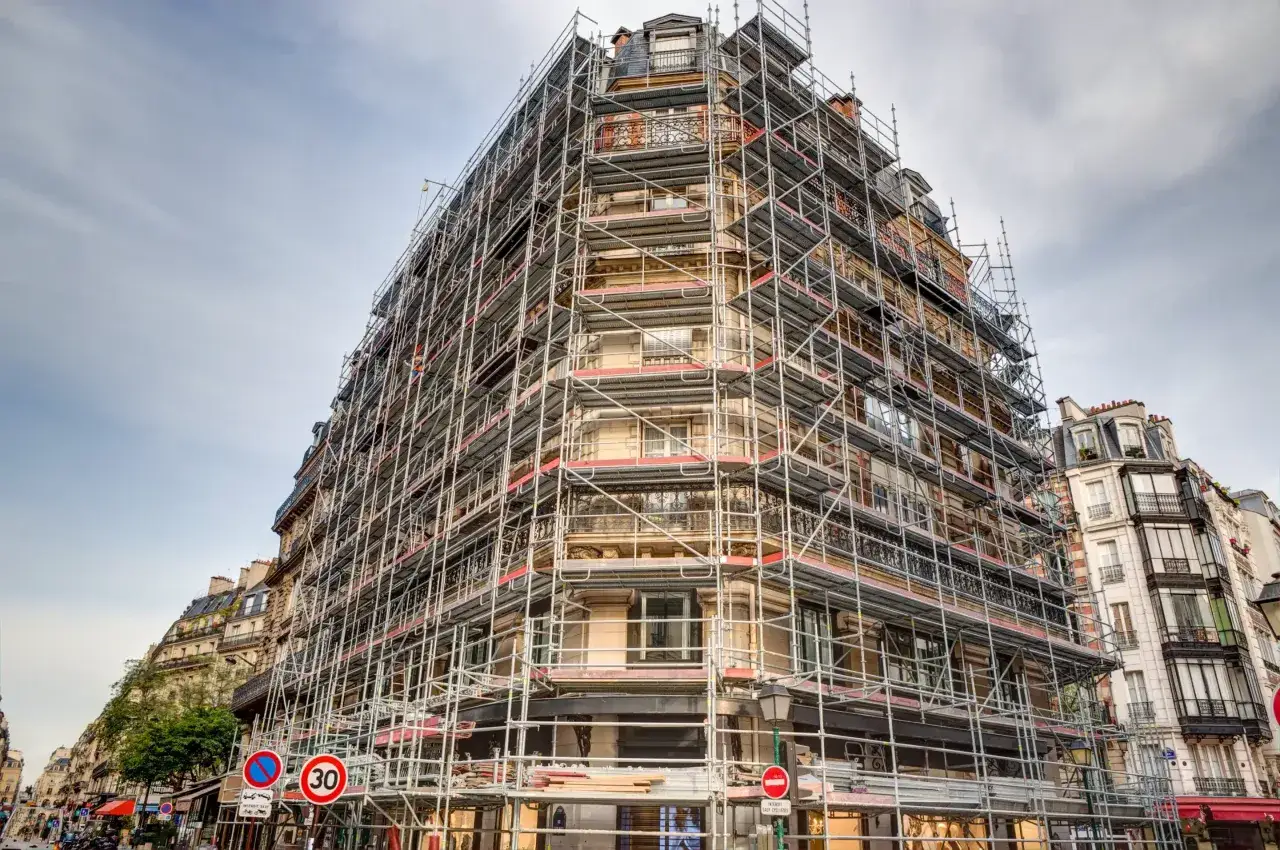 Immeuble parisien en travaux, entièrement recouvert d'échafaudages. Un chantier qui pourrait bénéficier de la loi Malraux pour la défiscalisation des rénovations.